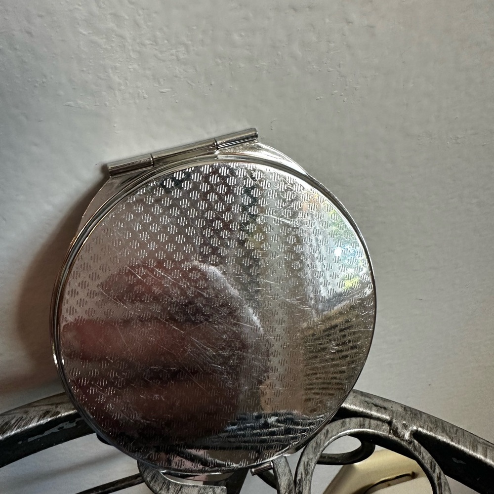 Compact Mirror - Picture 2 of 6